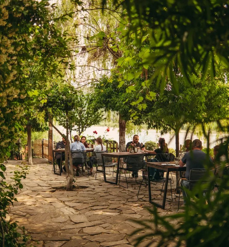 Área reservada del restaurante preparada para una reunión especial